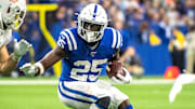Marlon Mack sale lesionado ante los Jaguars