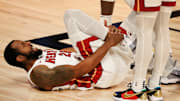 Iggy pareció lesionarse la rodilla en el Juego 2