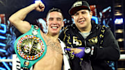 Óscar Valdez celebró su cinturón con Eddy Reynoso