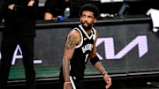 Kyrie Irving sigue generando polémica
