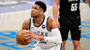 Lo largo del tiempo que se toma Giannis para lanzar el tiro libre causó la seria crítica de los Hawks