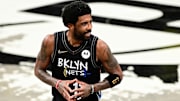 Kyrie Irving no pudo terminar el cuarto juego de la semifinal de conferencia por lesión