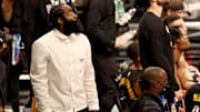 James Harden solamente pudo jugar un minuto en el primer partido de la serie de los playoffs entre Nets y Bucks