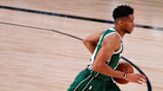 El jugador de irgen griego verá desde la banca el partido de los Bucks contra los Raptors