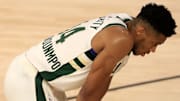 El líder ofensivo de los Bucks se torció el tobillo en el primer cuarto del tercer duelo entre el Heat y los Bucks