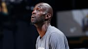 Kevin Garnett observa durante un partido de NBA entre Minnesota Timberwolves e Indiana Pacers