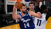 Gasol continúa aprendiendo a jugar en el sistema de Frank Vogel