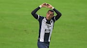 Rogelio Funes Mori celebra un gol con Rayados de Monterrey.