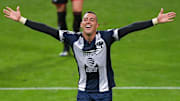 El jugador Rogelio Funes Mori celebra un gol con Rayados de Monterrey.