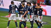Jugadores de las Chivas del Guadalajara celebran un gol.