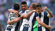 Jugadores de Rayados de Monterrey celebran un gol.