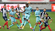 Jugadores de Mazatlán FC y Rayados de Monterrey pelean un balón.