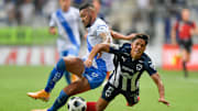 Daniel Parra es derribado por el uruguayo Emanuel Gularte.