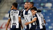 Jugadores de Rayados de Monterrey celebran un gol.