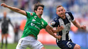 Carlos Orrantia (Santos Laguna) y el holandés Vincent Janssen (Rayados) en el Guard1anes 2021.