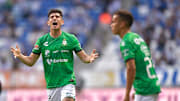 Jugadores de Santos Laguna celebran un gol.