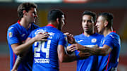 Jugadores de Cruz Azul celebran un gol.