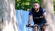 Depay dando un paseo en bicicleta con su selección