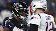 Lamar Jackson saluda a Tom Brady durante un partido de la NFL