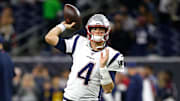 Jarrett Stidham está en la lucha por hacerse de la titularidad de los Patriots en la venidera campaña