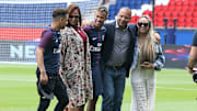 Neymar, junto a su familia durante su presentación en el PSG