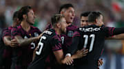 Jugadores de México celebran un gol.