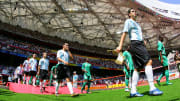 Juan Roman RIquelme, el primero de la fila de Argentina.