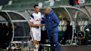 Mourinho dando instrucciones a Bale