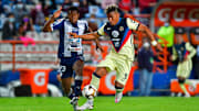 Roger Martínez pelea un balón ante Oscar Murillo.