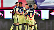 Jugadores del América celebran un gol.