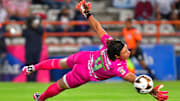 Toño Rodríguez fue el mejor hombre de Chivas ante Pachuca y evitó que la goleada fuera más amplia.