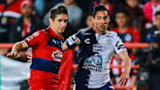 Isaác Brizuela y Erick Aguirre disputan la pelota.