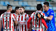 El arquero Raúl Gudiño evitó la derrota de Chivas ante Pachuca en los últimos minutos.