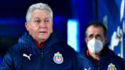 Víctor Manuel Vucetich y su auxiliar Carlos Barra preocupados por el desempeño de Chivas frente a Pachuca.
