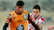 Bryan González y Jesús Molina disputan el esférico en el Chivas contra Pachuca de la temporada regular.