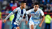 Erick Sánchez de Pachuca y Adrián Aldrete de Cruz Azul en el empate a ceros de la semifinal de Ida, celebrada en el Estadio Hidalgo.