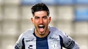 Víctor Guzmán celebra un gol con Pachuca.