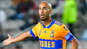 El argentino Guido Pizarro, capitán de la escuadra de Tigres, dando indicaciones a sus compañeros.