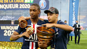 Kays Ruiz-Atil (à droite), aux côtés de Diallo après le sacre du PSG en Coupe de la Ligue.