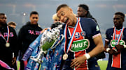 Kylian Mbappé avec la Coupe de France 2021. 