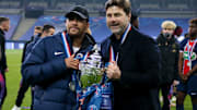 Mauricio Pochettino, l'entraîneur du PSG, soulevant la Coupe de France avec son attaquant Neymar.