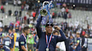 Sa blessure n'a pas empêché Mbappé de venir fêter le succès des siens en Coupe de France.