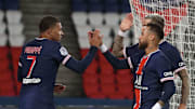 Neymar y Mbappé se chocan la mano