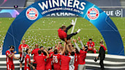 Die Bayern-Spieler lassen Triple-Trainer Hansi Flick hochleben
