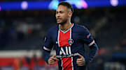 Com negociações avançadas por renovação com o PSG, Neymar aceitaria reduzir salário para retornar ao Barcelona, revela jornal espanhol. 