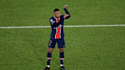 Zeigt er hier schon symbolisch an, auf ein höheres Level zu wollen? Kylian Mbappé nach dem letzten Liga-Spiel gegen Montpellier