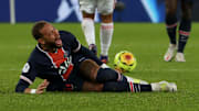 Neymar est sorti sur civière après un tacle de Thiago Mendes