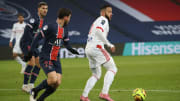 Memphis Depay face aux joueurs du PSG Leandro Paredes et Alessandro Florenzi. 