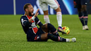 Neymar souffre d'une entorse de la cheville gauche après un tacle de Thiago Mendes dans le match contre Lyon ce dimanche