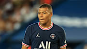 Kylian Mbappé devrait bien rester à Paris cette saison. 